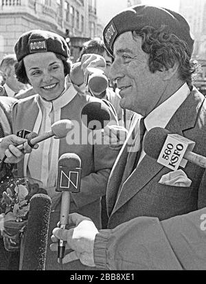 Sänger Tony Bennett, mit Bürgermeisterin Dianne Feinstein, der MUNI Caps trägt, spricht im Mai 1984 mit den Nachrichtenmedien in San Francisco Stockfoto
