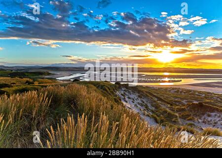 Sonnenuntergang über der Budle Bay in Northumberland mit Blick auf Lindisfarne, England, Großbritannien Stockfoto