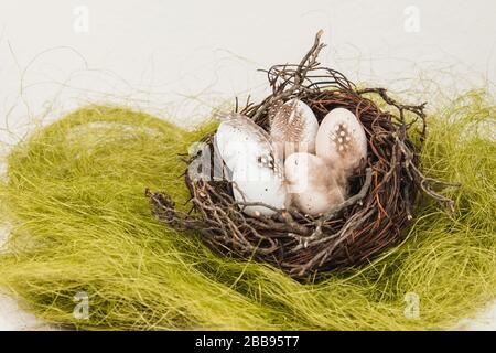 Pastell Ostereier im Vogelnest auf einem grünen Gras Stockfoto