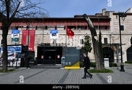 Istanbul, Türkei. März 2020. Am 30. März 2020 spaziert ein Mann am geschlossenen türkischen und islamischen Kunstmuseum in Istanbul, Türkei, vorbei. Die Türkei hat am Montag 37 weitere Todesfälle durch COVID-19 bekannt gegeben, während die Gesamtzahl der Infektionsfälle im Land auf 10.827 gestiegen ist. Insgesamt 168 Menschen sind an der COVID-19 gestorben, twitterte der türkische Gesundheitsminister Fahrettin Koca. Credit: Xu Suhui/Xinhua/Alamy Live News Stockfoto