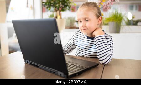 Der Student ist daran interessiert, während der Epidemie Computer während der Studie zu Hause anzusehen Stockfoto