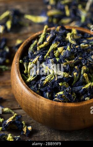 Getrockneter organischer Schmetterlingsblumen in einer Schüssel Stockfoto