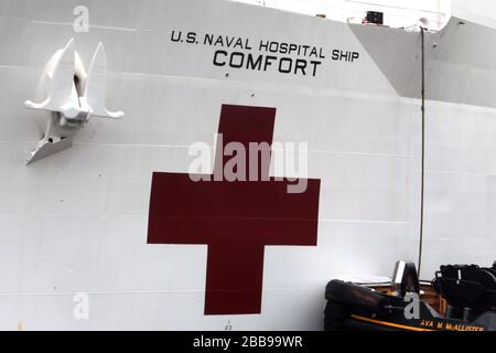 New York, NY, USA. März 2020. Blick auf Pier 90 bei Ankunft des Schiffs Comfort der United States Navy, eines schwimmenden Krankenhauses im Hafen von New York City am 30. März 2020 in New York City. Kredit: Mpi43/Media Punch/Alamy Live News Stockfoto