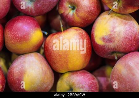 Viele frische, köstliche rote Äpfel als Hintergrund Stockfoto