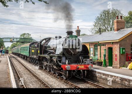 SR 'S15' 4-6-0 No. 506 kommt am Bahnhof Medstead, Hampshire mit der Mid-Hants Railway an - 2. 2019. Juni Stockfoto