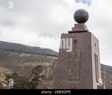 QUITO, ECUADOR - 30. JULI 2018: Ein Foto der Ost- und Nordseite des Monuments to the Equator. Stockfoto