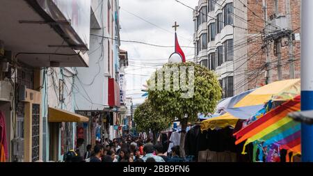 OTAVALO, ECUADOR - 28. JULI 2018: Menschenmassen auf dem Freiluftmarkt der Stadt. Stockfoto