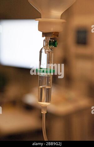 Infusionsständer im Krankenhaus gefunden, Nahaufnahme des Tropfs Stockfoto
