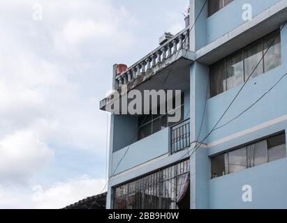 OTAVALO, ECUADOR - 28. JULI 2018: Typische Apartments in der Stadt. Stockfoto