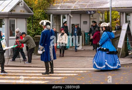 Touristen und Menschen, die sich in einem Kostüm an der Ausfahrt Catherine Park, Tsars Village, Tsarskoe Selo, Puschkin, Russische Föderation bekleidet haben Stockfoto