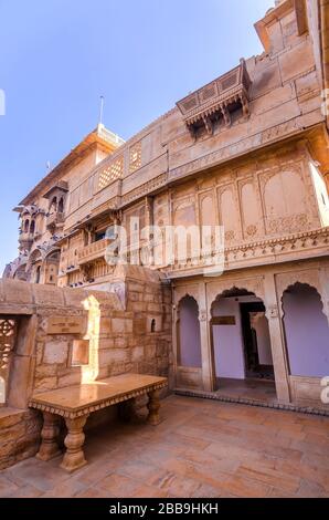 JAISALMER, INDIEN - 29. NOVEMBER 2019: Innenansicht des Jaisalmer Fort Palace. Es ist UNESCO-Weltkulturerbe, auch eine sehr beliebte Touristenattraktion. Stockfoto