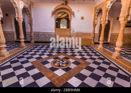 JAISALMER, INDIEN - 29. NOVEMBER 2019: Innenansicht des Jaisalmer Fort Palace. Es ist UNESCO-Weltkulturerbe, auch eine sehr beliebte Touristenattraktion. Stockfoto