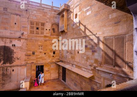 JAISALMER, INDIEN - 29. NOVEMBER 2019: Innenansicht des Jaisalmer Fort Palace. Es ist UNESCO-Weltkulturerbe, auch eine sehr beliebte Touristenattraktion. Stockfoto