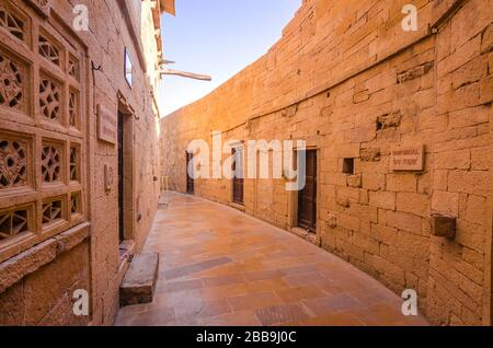 JAISALMER, INDIEN - 29. NOVEMBER 2019: Innenansicht des Jaisalmer Fort Palace. Es ist UNESCO-Weltkulturerbe, auch eine sehr beliebte Touristenattraktion. Stockfoto