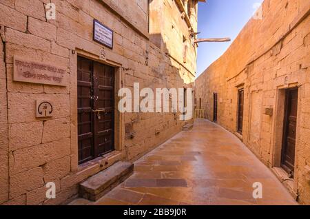 JAISALMER, INDIEN - 29. NOVEMBER 2019: Innenansicht des Jaisalmer Fort Palace. Es ist UNESCO-Weltkulturerbe, auch eine sehr beliebte Touristenattraktion. Stockfoto