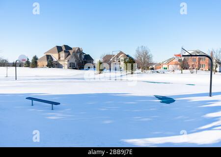 Schneebedeckter Basketballplatz in einem Vorort im Mittleren Westen Stockfoto