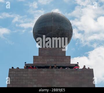 QUITO, ECUADOR - 30. JULI 2018: Tourist an der Spitze des Äquatordenkmals. Stockfoto