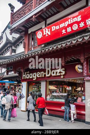 Shanghai, China - 4. Mai 2010: Yuyuan Einkaufsstraßen. Nahaufnahme des Haagen-Dazs-Counter auf Straßenebene in der traditionellen chinesischen Architektur Stockfoto