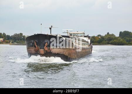 Schiff, das Fracht auf einem Fluss transportiert Stockfoto