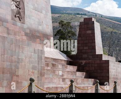 QUITO, ECUADOR - 30. JULI 2018: Ein Foto des Monuments zum Äquator mit Bergen im Hintergrund. Stockfoto