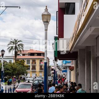 OTAVALO, ECUADOR - 28. JULI 2018: Große Menschenmassen, die in der Stadt spazieren gehen. Stockfoto