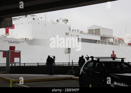 Krankenhausschiff USNS COMFORT an Pier 90 angedockt, bei Ankunft in NYC, Teilansicht, Manhattan West Side, New York, NY, USA - 30. März 2020 Stockfoto