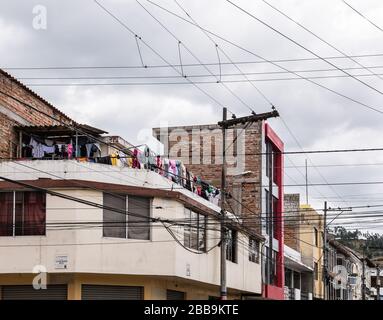 OTAVALO, ECUADOR - 28. JULI 2018: Auf dem Dach eines Hauses hängt die Wäsche, die aus hausgemachten Wäscheleinen getrocknet wird. Stockfoto