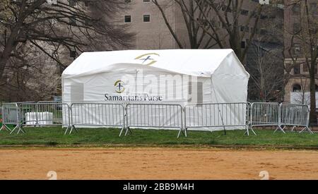 New York, USA. März 2020. Samariters Geldbörse Field Hospital im Central Park gegenüber vom Mount Sinai Medical Center in New York, NY am 30. März 2020. (Foto von Stephen Smith/SIPA USA) Kredit: SIPA USA/Alamy Live News Stockfoto