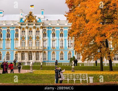 Asiatische Touristen fotografieren im Katharinenpark mit Sommerpalast und Herbstbäumen, Tsars Village, Tsarskoe Selo, Puschkin, Russische Föderation Stockfoto