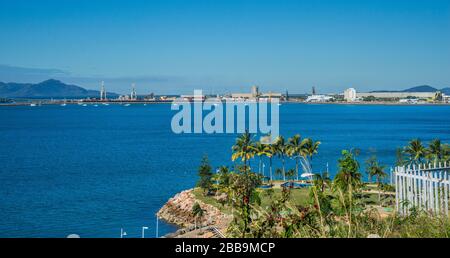 Blick auf den Hafen von Townsville vom Kissing Point im Townsville Vorort North Ward, Quennsland, Australien Stockfoto
