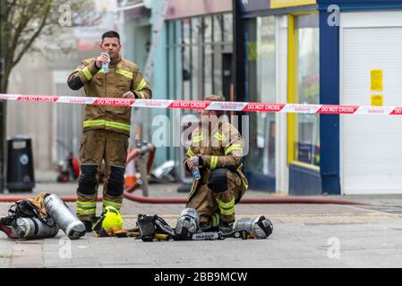 Feuerwehr, die sich während der COVID-19-Sperre mit einem Brand neben Sainsbury's Supermarkt in Westcliff on Sea, Essex, Großbritannien auseinandersetzt. Feuerwehrleute erholten sich Stockfoto