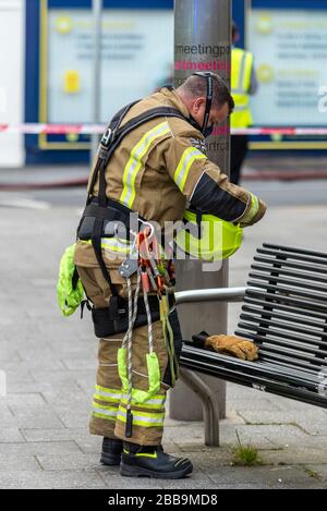 Feuerwehr, die sich während der COVID-19-Sperre mit einem Brand neben Sainsbury's Supermarkt in Westcliff on Sea, Essex, Großbritannien auseinandersetzt. Feuerwehrmann kitzte auf Stockfoto