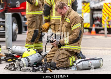 Feuerwehr, die sich während der COVID-19-Sperre mit einem Brand neben Sainsbury's Supermarkt in Westcliff on Sea, Essex, Großbritannien auseinandersetzt. Reinigungsgeräte, Tanks Stockfoto