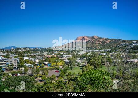 Blick auf Townsville und Castle Hill vom Kissing Point, Townsville Vorort von North Ward, Queensland, Australien Stockfoto