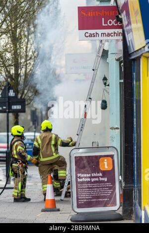 Feuerwehr, die sich während der COVID-19-Sperre mit einem Brand neben Sainsbury's Supermarkt in Westcliff on Sea, Essex, Großbritannien auseinandersetzt. Cannabispflanzen entdeckt Stockfoto