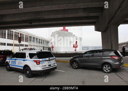 Krankenhausschiff USNS COMFORT an Pier 90 angedockt, bei Ankunft in NYC, Teilansicht, Manhattan West Side, New York, NY, USA - 30. März 2020 Stockfoto