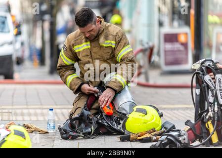 Feuerwehr, die sich während der COVID-19-Sperre mit einem Brand neben Sainsbury's Supermarkt in Westcliff on Sea, Essex, Großbritannien auseinandersetzt. Cannabispflanzen entdeckt Stockfoto