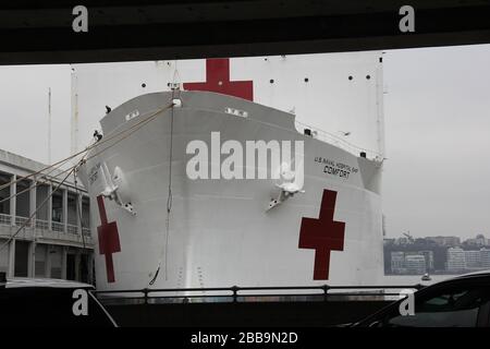 Krankenhausschiff USNS COMFORT an Pier 90 angedockt, bei Ankunft in NYC, Teilansicht, Manhattan West Side, New York, NY, USA - 30. März 2020 Stockfoto