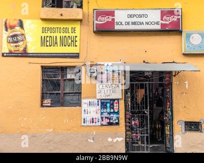 OTAVALO, ECUADOR - 28. JULI 2018: Ein kleines, bequemes Geschäft an einer Seitenstraße. Stockfoto