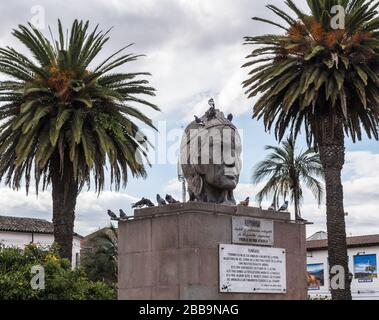 OTAVALO, ECUADOR - 28. JULI 2018: Tauben umgeben die Rumiñahu-Statue. Stockfoto