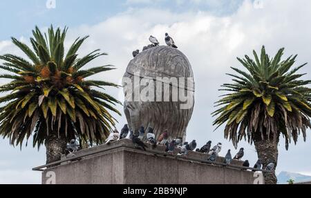 OTAVALO, ECUADOR - 28. JULI 2018: Tauben umgeben die von der Rückseite aus gesehen Rumiñahu-Statue. Stockfoto