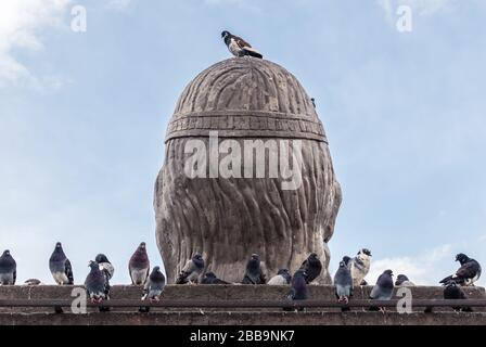 OTAVALO, ECUADOR - 28. JULI 2018: Tauben umgeben die von der Rückseite aus gesehen Rumiñahu-Statue. Stockfoto