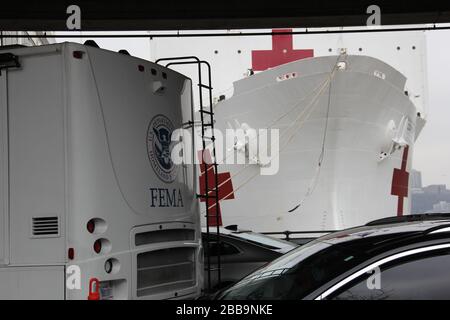 Krankenhausschiff USNS COMFORT an Pier 90 angedockt, bei Ankunft in NYC, Teilansicht, Manhattan West Side, New York, NY, USA - 30. März 2020 Stockfoto
