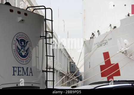 Krankenhausschiff USNS COMFORT an Pier 90 angedockt, bei Ankunft in NYC, Teilansicht, Manhattan West Side, New York, NY, USA - 30. März 2020 Stockfoto