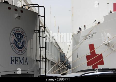 Krankenhausschiff USNS COMFORT an Pier 90 angedockt, bei Ankunft in NYC, Teilansicht, Manhattan West Side, New York, NY, USA - 30. März 2020 Stockfoto
