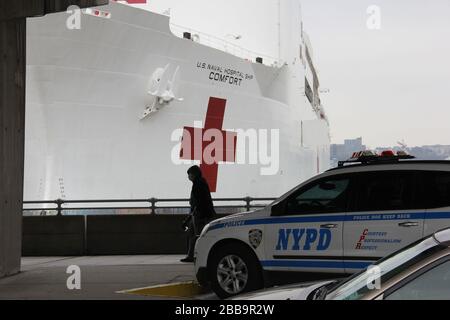 Krankenhausschiff USNS COMFORT an Pier 90 angedockt, bei Ankunft in NYC, Teilansicht, Manhattan West Side, New York, NY, USA - 30. März 2020 Stockfoto