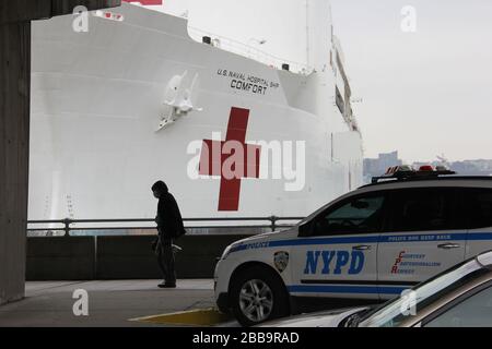 Krankenhausschiff USNS COMFORT an Pier 90 angedockt, bei Ankunft in NYC, Teilansicht, Manhattan West Side, New York, NY, USA - 30. März 2020 Stockfoto