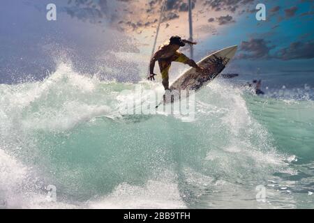 Stoppen Sie das Action-Foto eines dramatischen Surfers bei Sonnenuntergang. Stockfoto