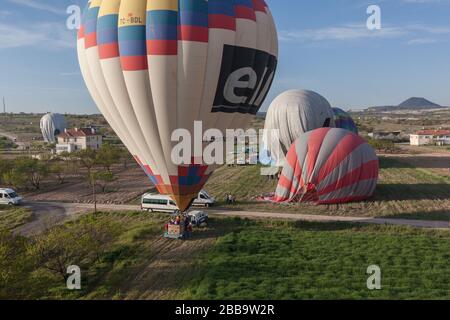 Kappadokien, Türkei: Start Heißluftballon über Tal Stockfoto