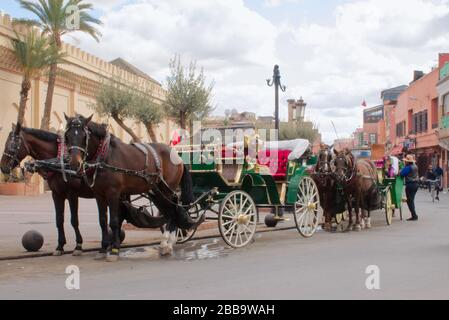 Einige der berühmten Pferdekutschen, sehr. Beliebt bei Touristen für eine schnelle Sightseeing-Tour in der Medina von Marrakesch zu gehen. Stockfoto